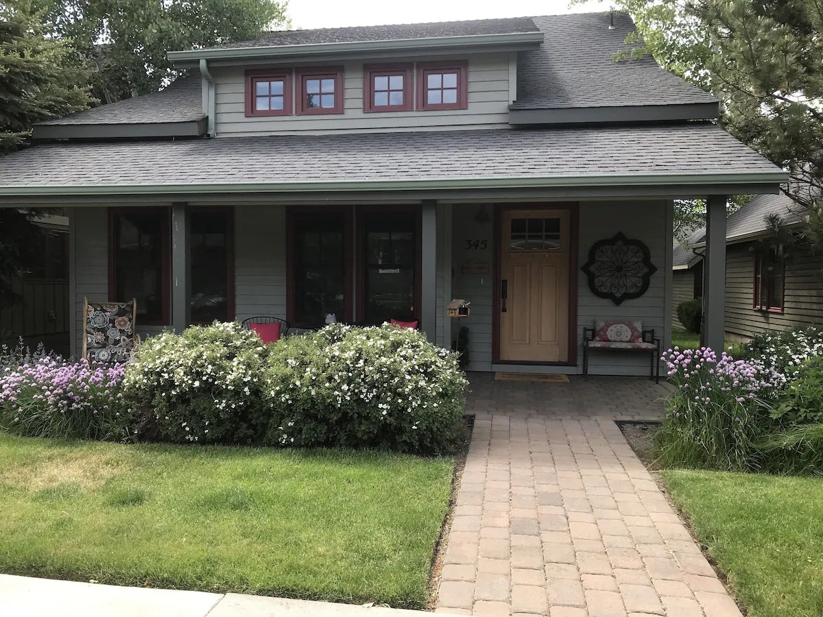 Charming cottage vacation rental in Sisters, Oregon, with a welcoming front porch.